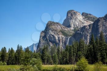 View of the mountain range in Yosemite National Park