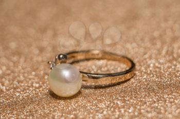 Luxury rose gold plated ring with freshwater pearl of white color.