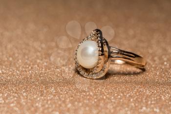 Luxury rose gold plated ring with freshwater pearl of white color.