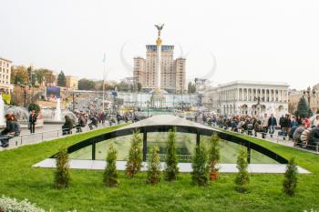 Statue of an angel made of copper and gold plated standing on a tall pillar in the center of Kiev